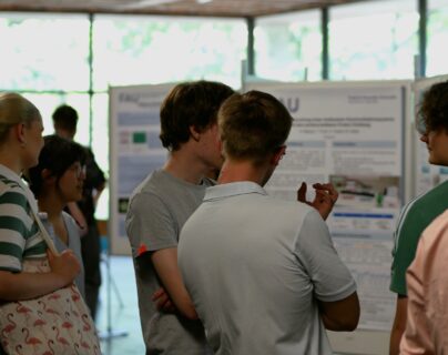 Zum Artikel "Zweitsemester-Studierende überzeugen auf Abschlusskolloquium"